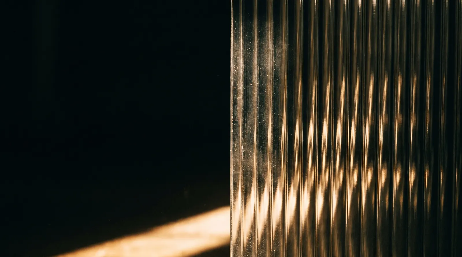 Un vetro scanalato che lascia passare la luce senza mostrare cosa c'è dietro